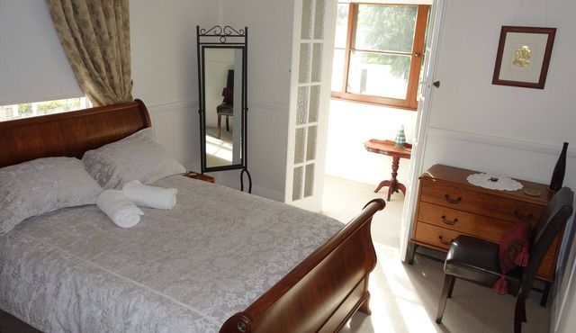 Lovely heritage house, 8min drive to beach & CBD. Short walk to all you need.