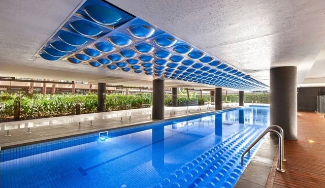 Luxe 2 Bed Apt, Seconds to Beach & Minutes to City