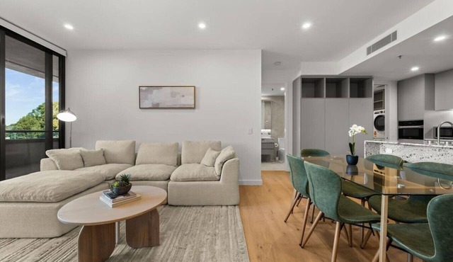 Luxurious 2BR In Sought-After `Eastbourne` Complex