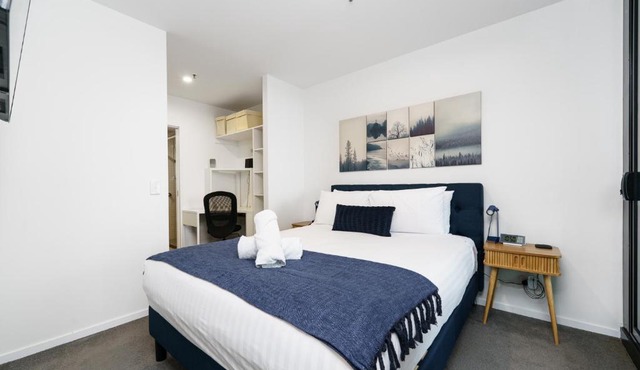 Luxury 1BR Apt with Lake Views in Belconnen - Hosted by Canstay