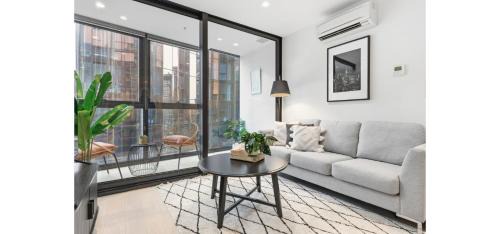 Luxury 2 Bedroom High Rise CBD Apartment with Gym and Pool