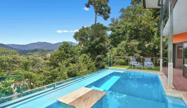 Luxury 3 bedroom Villa with Private Pool Views in Edge Hill
