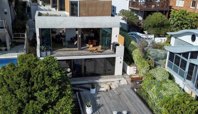 Luxury 5 Bed House with Ocean Views near Manly