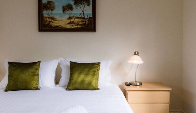 Luxury Accessible Cottage in Point Lonsdale pet friendly King Bed Private Garden