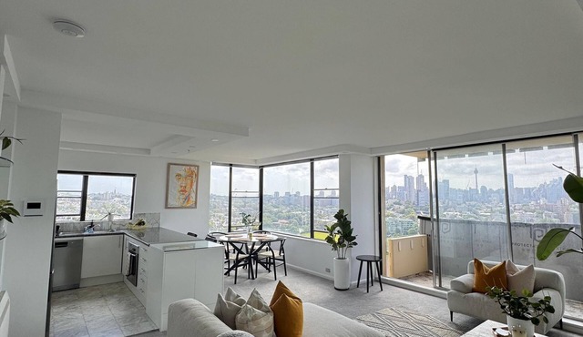 Luxury Apartment with Iconic Sydney Opera House & Harbour Bridge Views
