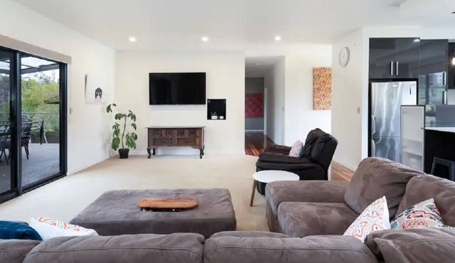 Luxury CBD 15min Tamar Valley Wineries 5min