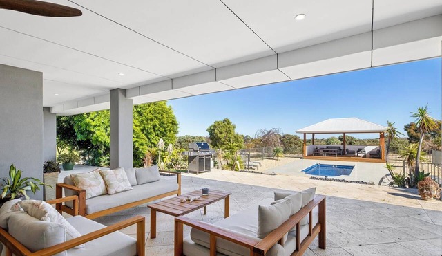 Luxury coastal country retreat - Resort style accommodation, Pet Friendly!