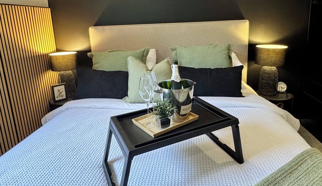 Luxury Couples Spa Retreat | Heated Mineral Spa | Walk to Lake+Town - No Fees in Daylesford