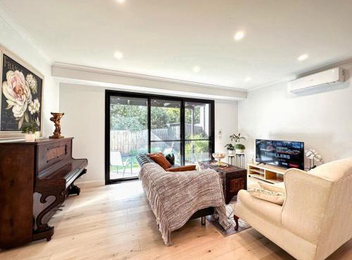 Luxury Glen Waverley Townhouse 4BR3BA Backyard