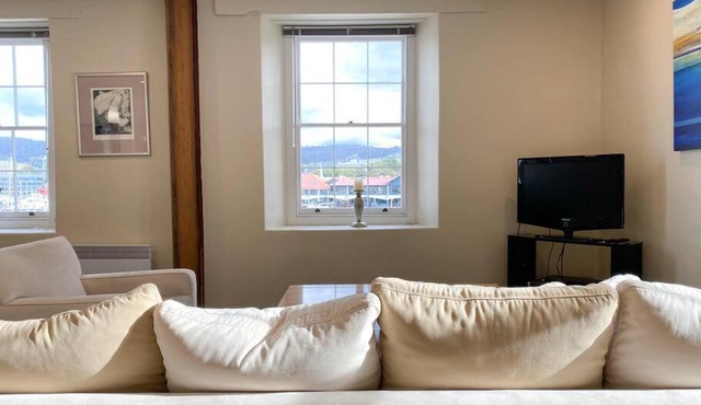 Luxury Hobart Waterfront Apartment with views!