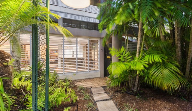 Luxury Pool Side Apartment in Beachfront Resort in Cairns North