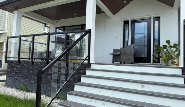 Luxury Retreat - large and cozy 4-bedroom with stunning mountain views. in Whitehorse