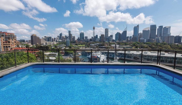 Luxury Seidler Apt, rooftop pool, sweeping views