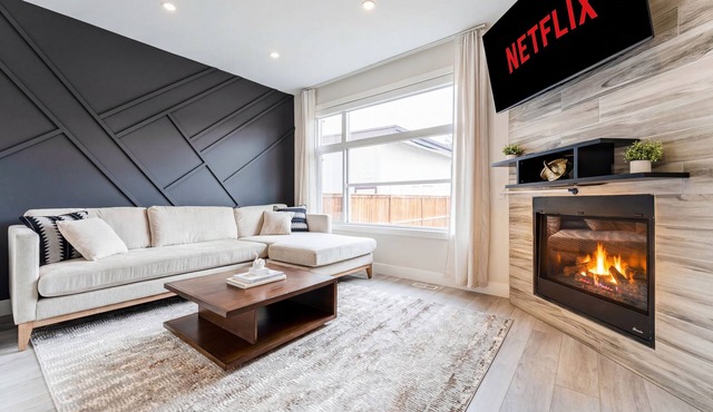 Luxury Spacious 3BR Home Near Downtown With King Bed | Fast Wifi | Free Parking in Calgary