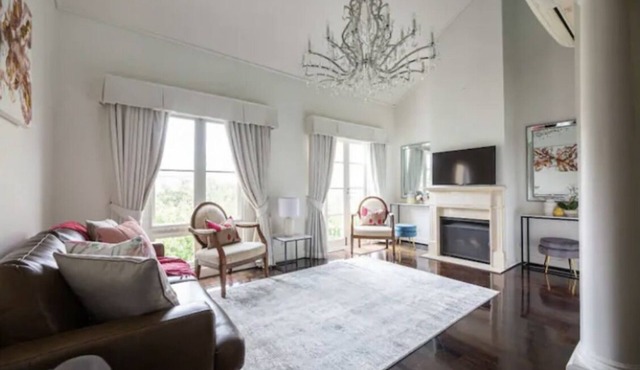 Luxury Style, Easy Walk to MCG , Rod Laver Arena & CBD amongst beautiful gardens