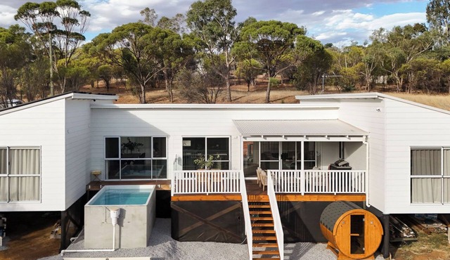 Luxury Toodyay River Retreat | Sauna, Pool and Views + Sleeps 10