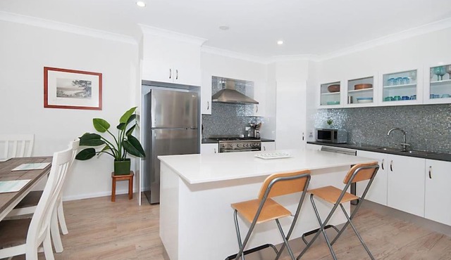 LUXURY TOWNHOUSE! Walking distance to everything!