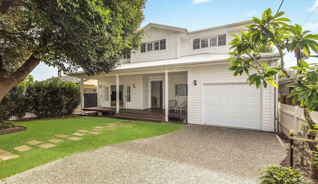 Luxury Umina Manor | Sleeps 12, Fire Pit, Beach