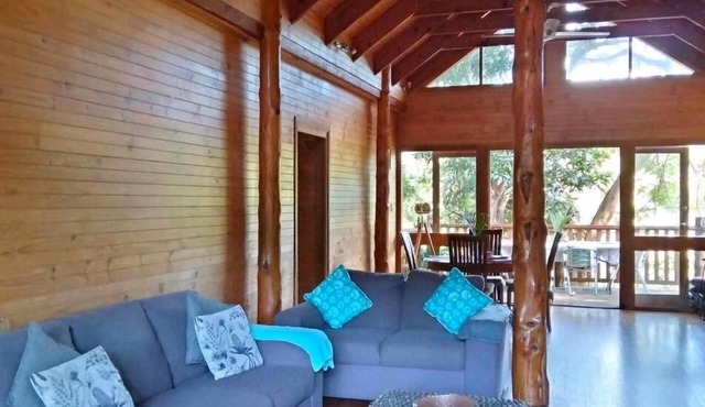 Magical tree house.Close to beach, walks, restaurants.Abundance of nature