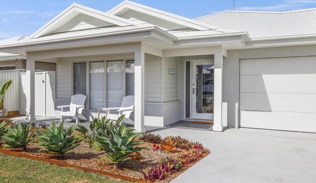 Main Beach House - Coastal Family Holiday Home