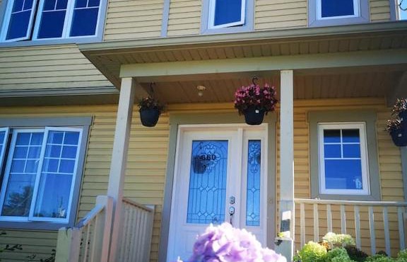Maison chaleureuse, énergétique et florale in Sherbrooke