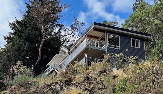 Malahat unique waterfront three bedrooms villa in Malahat