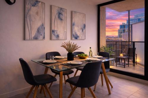 Marvel Stadium Views 2BR, Parking, Pool & Gym