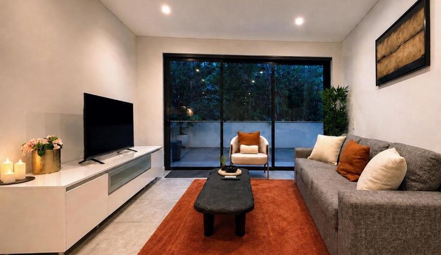 Mascot Haven - 2x Car Spaces - 5mins to Airport - Pets Friendly - 80Mbps - King Bed