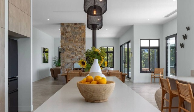 Meli - Stylish Coastal Retreat