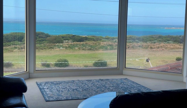 Merri Beach House - Opposite Beach with spectacular ocean views in Warrnambool