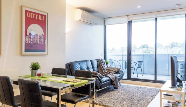 Modern 1BDR in Tranquil Parklands