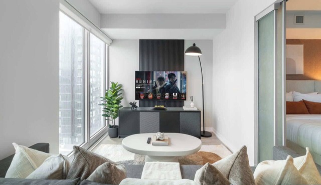 Modern 1BR, Designer Condo, Sleeps 4 in Toronto