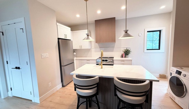 Modern 1BR Suite, 5 Min to UVIC and Gyro Beach in Victoria