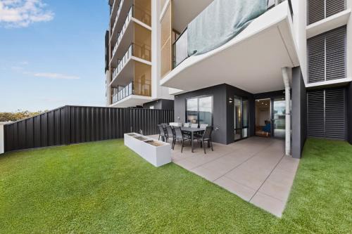 Modern 2-Bed Apartment with Private Balcony
