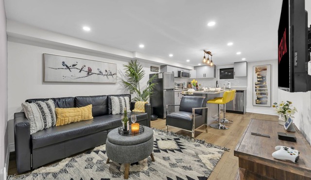 Modern 2 BR Full Kitchen Fireplace 15 mins to CNT in Toronto