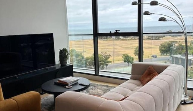 Modern 2 BRM Apt in Williamstown