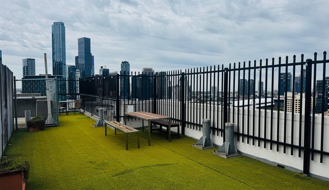 Modern 2BR CBD Apartment w/Balcony Views of Yarra River & Highrises in Docklands