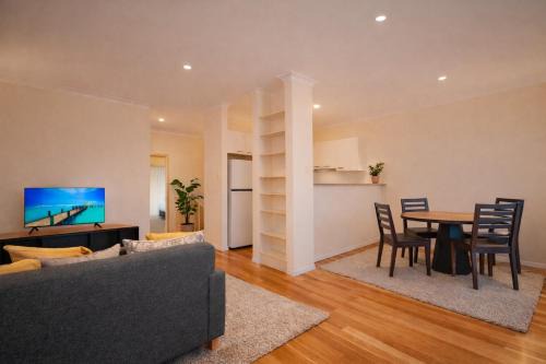 Modern 2BR Townhouse with BBQ & Pool Access