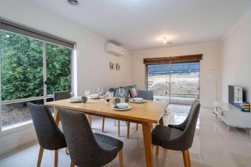 Modern 3B2B1C Home in Doreen