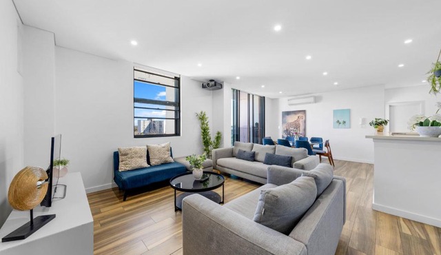 Modern 3BR Apt with Parking Walk to ICC & Darling Harbour & CBD & Chinatown