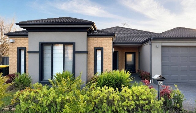 Modern 5BR Retreat with Multiple Living Zones