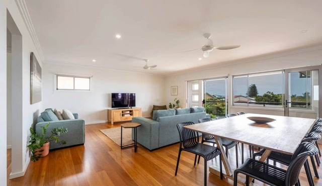 Modern beach house w/panoramic ocean views. Family-friendly.