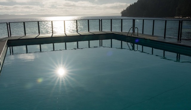 Modern Beachfront 2 Bedroom Condo with Amazing Views in Ladysmith