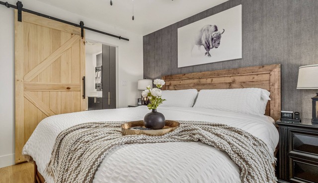 Modern cabin with King Bed, full kitchen and laundry. in Fort Macleod