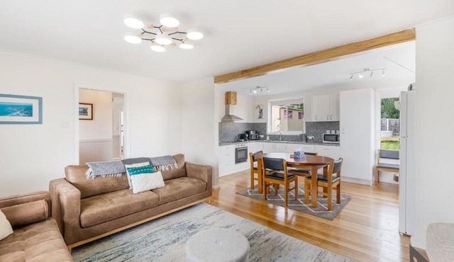 Modern Coastal Escape in Triabunna