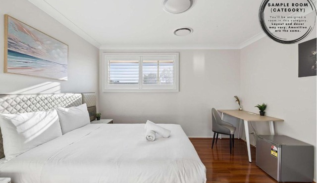 Modern Double Room Near Station & Easy M2 and M7 with Shared Bathroom and Amenities
