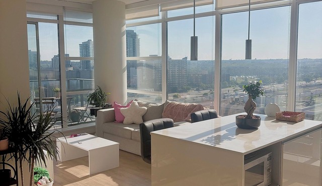 MODERN DOWNTOWN APARTMENT - Only a 5 minute walk to the Stampede grounds. in Calgary