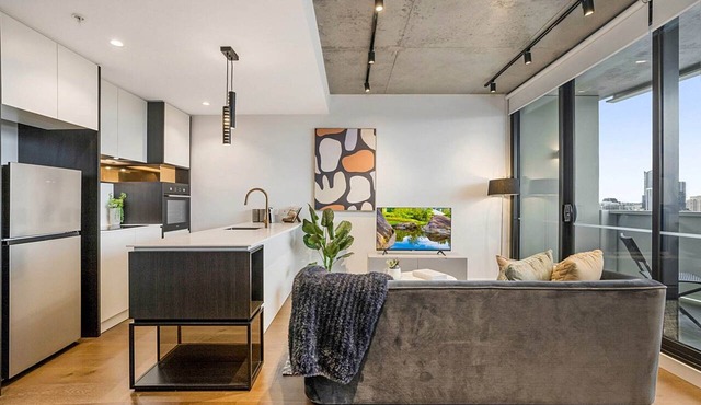 Modern, Executive 1 Bedroom Apartment With Balcony
