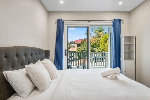Modern Family Oasis Luxe with Balcony AC and Backyard) in Brisbane