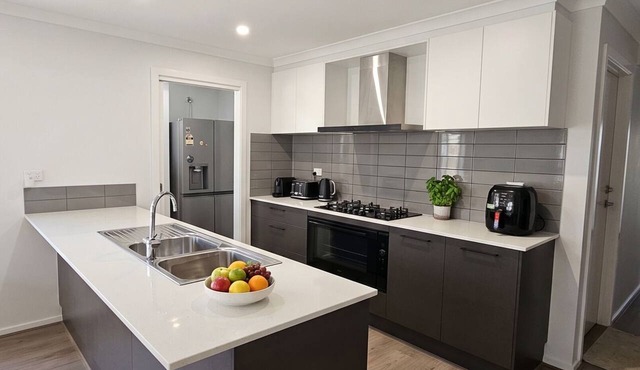 Modern Furnished Family Home, Clyde North